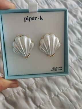 New!Piper.k Pearl Shell Stud Earrings Y2K Cottagecore Coastal Summer Beach Retro